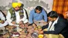 Arvind Kejriwal have dinner at autowala's house, Bhagwant Mann also accompany him- India TV Hindi