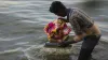 Devotee immerse a Ganesha idol - India TV Hindi