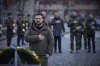 अपने शहीद सैनिकों को श्रद्धांजलि देते यूक्रेन के राष्ट्रपति जेलेंस्की(फाइल)- India TV Hindi