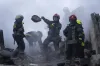 यूक्रेन के निप्रो में रूसी हमले के बाद बचाव कार्य में जुटे यूक्रेनी सुरक्षा बल- India TV Hindi