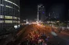 इजरायल में विरोद प्रदर्शन करते लोग- India TV Hindi