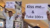 giving 100 rupees to kiss people- India TV Hindi