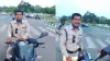video of policeman without helmet- India TV Hindi