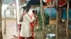 छाता लेकर सात फेरे लेते हुए दूल्हा-दुल्हन।- India TV Hindi