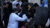 बुलेटप्रूफ शील्ड में पूर्व प्रधानमंत्री इमरान खान को ले जाते सुरक्षाकर्मी- India TV Hindi