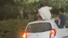 लड़के ने कार की छत पर किया पुशअप्स।- India TV Hindi