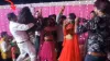 डांसर को गोद में उठाए नाचते हुए शिक्षक।- India TV Hindi