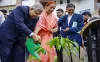 आईआईटी गुवाहाटी के परिसर में ब्रह्म कमल और रुद्राक्ष के पौधे लगाते हुए उपराष्ट्रपति जगदीप धनखड़ और उ- India TV Hindi