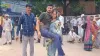 दिव्यांग पति को गोद...- India TV Hindi