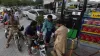 पाकिस्तान में कल से बंद हो जाएंगे पेट्रोल पंप! पेट्रोलियम डीलरों ने दी धमकी- India TV Hindi