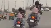 चलती बाइक पर रोमांस कर रहा था कपल।- India TV Hindi