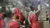 पुलिस वाले से भिड़ गया यात्री।- India TV Hindi