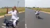 हैंडल छोड़ बाइक चलाते हुए ताऊ।- India TV Hindi