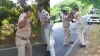 आपस में लड़ते हुए बिहार पुलिस के जवान।- India TV Hindi