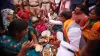 बहनों संग भोजन करते हुए शिवराज सिंह चौहान- India TV Hindi