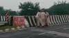लाश को सड़क से उठाकर नहर में फेंकते पुलिसवाले- India TV Hindi