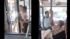 बस में यात्री को पीटता हुआ मार्शल- India TV Hindi