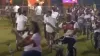 साइकिल चलाते हुए गरबा खेलते लोग- India TV Hindi