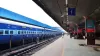 स्टेशन पर रुकी हुई ट्रेन - India TV Hindi