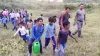 शराब के गैलन ढोते बच्चे- India TV Hindi