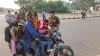 5 बच्चों के साथ बाइक पर जाता दिखा शख्स- India TV Hindi