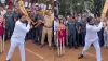 क्रिकेट खेलते हुए दिखे मुख्यमंत्री एकनाथ शिंदे।- India TV Hindi