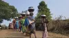 पानी के लिए पहाड़ी और जंगली रास्ते से जाते लोग- India TV Hindi