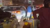 कार के दरवाजे पर पेशाब करता हुआ शख्स- India TV Hindi