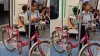मेट्रो में साइकिल के साथ नजर आई लड़की- India TV Hindi
