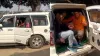 गाड़ी में बैठे हुए लोग- India TV Hindi