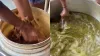 गोलगप्पे का पानी तैयार करता हुआ शख्स- India TV Hindi
