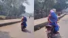 साड़ी पहनकर बाइक पर घूमता हुआ लड़का- India TV Hindi