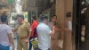 विधायक के आवास पर नोटिस चस्पा करती पुलिस- India TV Hindi
