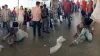 जमीन पर लोटकर नाचते हुई महिला- India TV Hindi