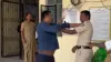 man slapped the policeman- India TV Hindi