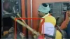 ट्रेन में चढ़ने के लिए यात्री ने बांस का इस्तेमाल किया- India TV Hindi