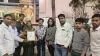 बच्ची के नेत्रदान का प्रमाण पत्र लेते परिजन- India TV Hindi