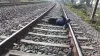 पत्नी के तानों से तंग आकर रेलवे ट्रैक पर लेटा युवक- India TV Hindi
