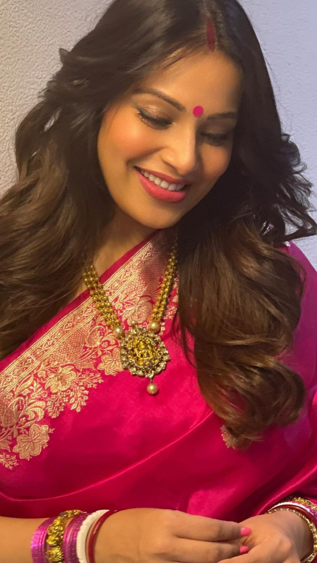 Bipasha Basu Baby Shower: गोद भराई की रस्म में बंगाली लुक में दिखीं बिपाशा बसु