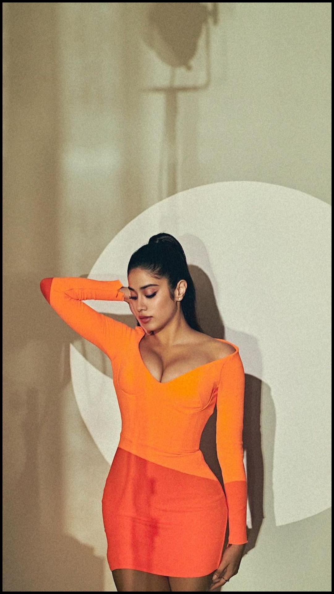 Janhvi Kapoor Photos: शॉर्ट डीपनेक ड्रेस पहनकर जाहन्वी कपूर ने लगाई इंटरनेट पर आग, फैंस ने कहा - ऑरेंज कैंडी