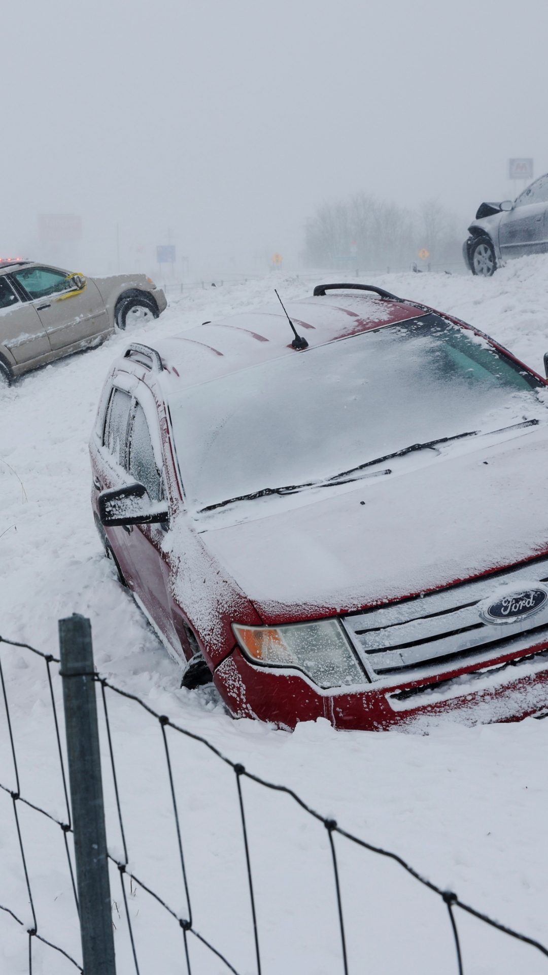 कार में बैठे-बैठे जम गए लोग, अमेरिका में बर्फीले तूफान का कहर जारी