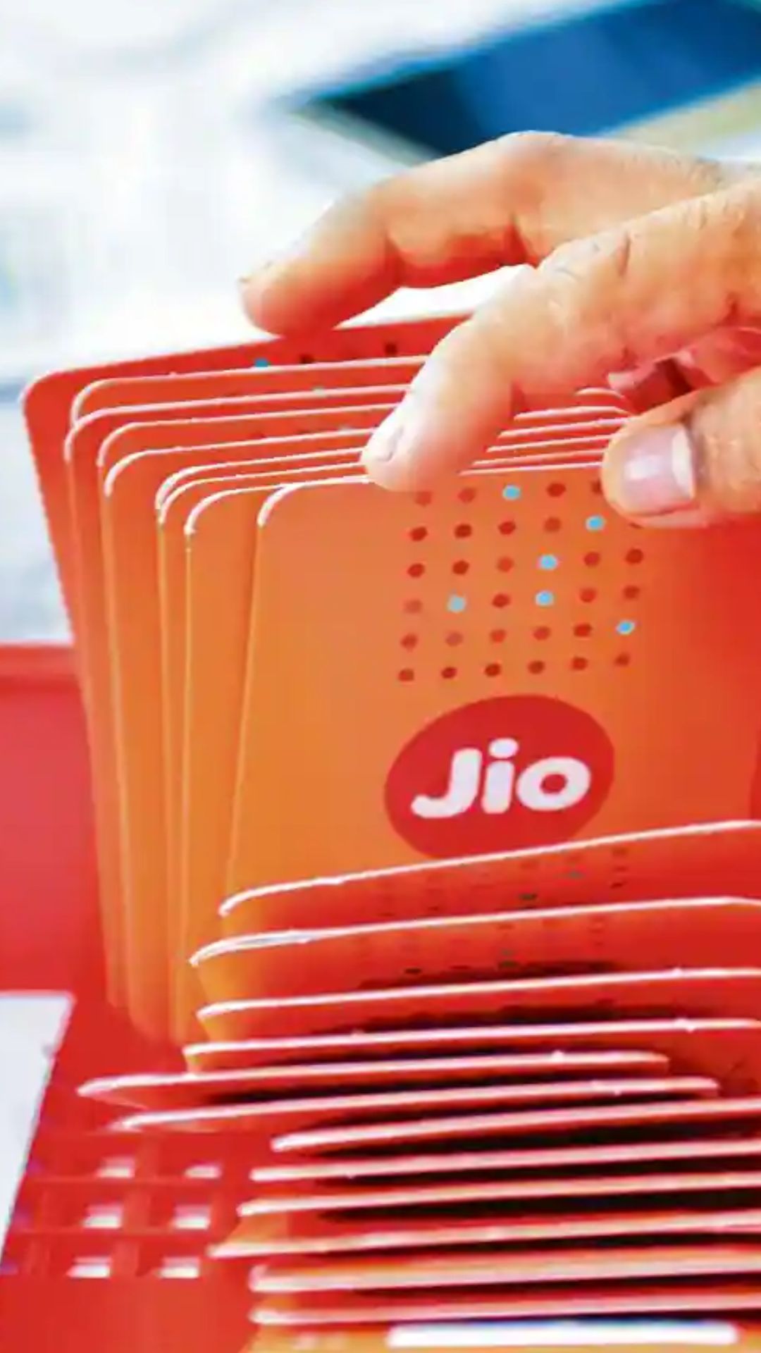 यदि आप Jio यूजर हैं और 152 का रिचार्ज कराते हैं तो इसमें आपको अनलिमिटेड कॉलिंग और डेटा मिलेगा।