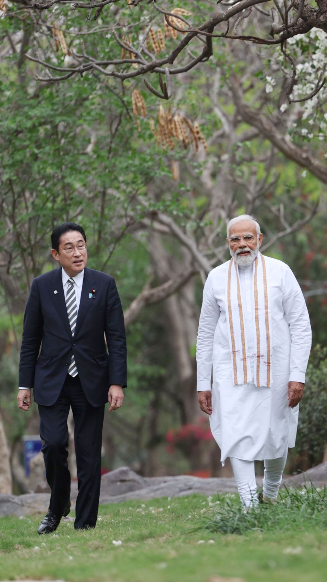 पार्क में घूमे भारत और जापान के PM, खाए गोलगप्पे और पी चाय 