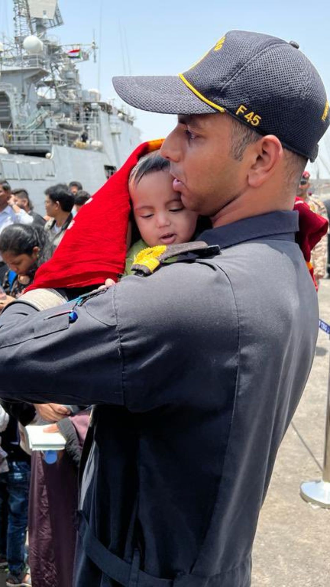 सूडान से भारतीयों का दूसरा जत्था पहुंचा मुंबई, देखें दिल को छू जाने वाली तस्वीरें 