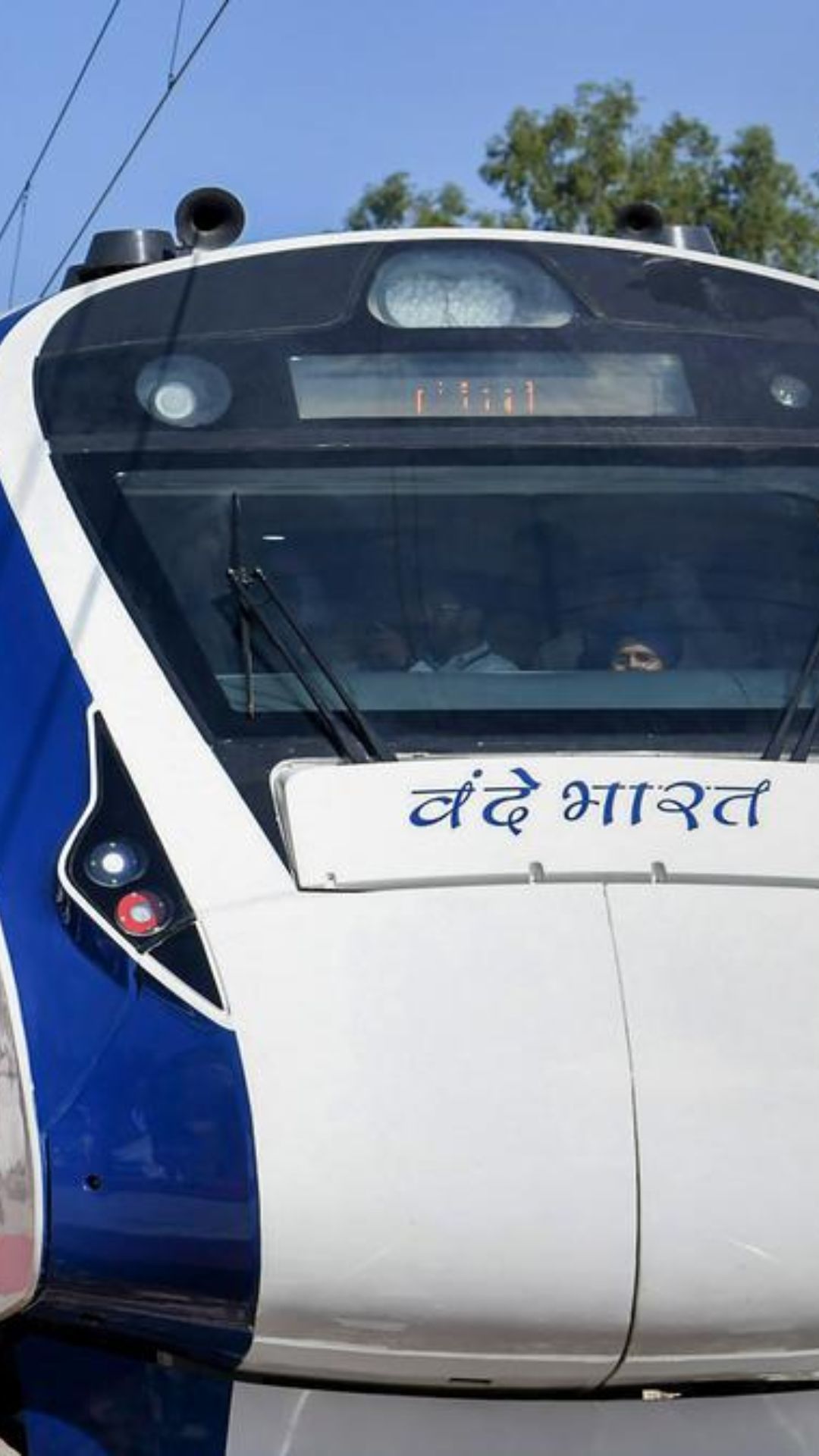 देश में कितनी और किन रूट्स पर दौड़ रही वंदे भारत ट्रेन? 