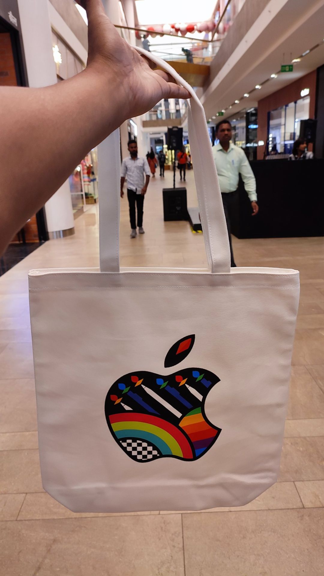 Delhi में Open हुए Apple Retail Store की ये तस्वीरें हुईं वायरल 