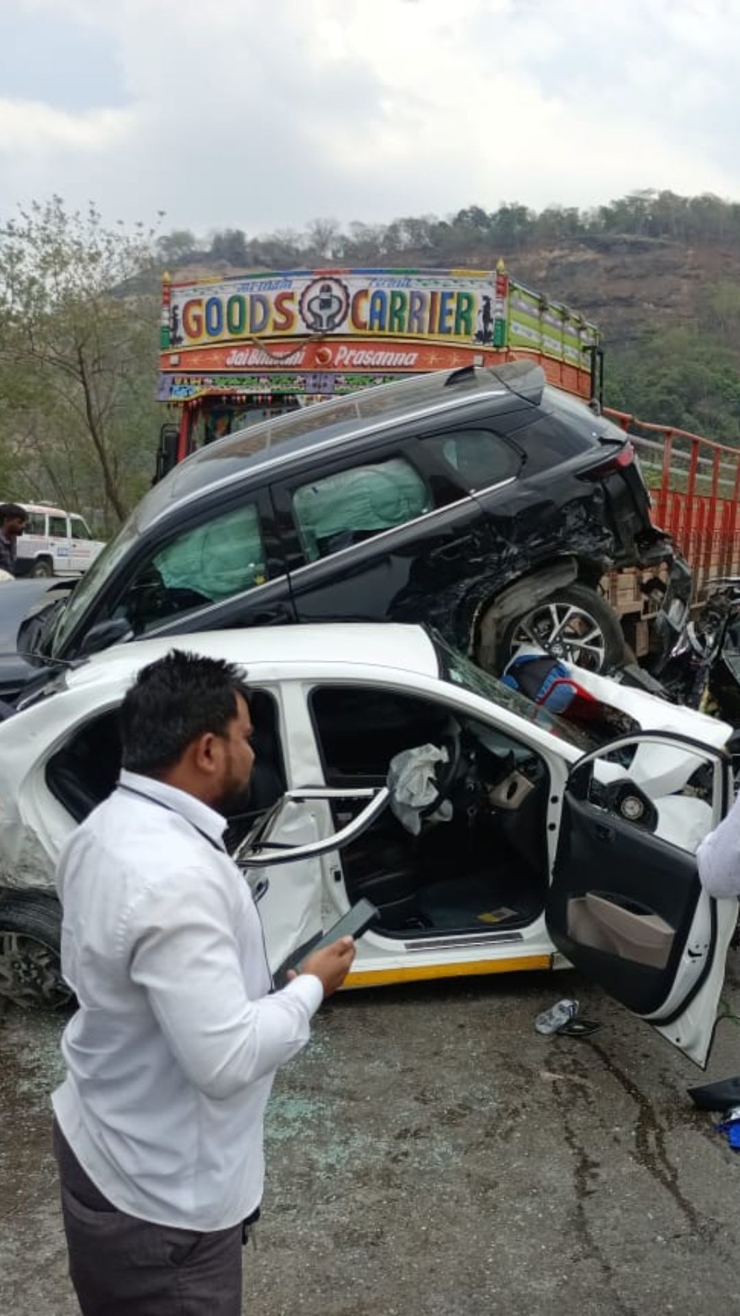 मुंबई: कोई कार ट्रक पर चढ़ी तो किसी के बचे केवल टुकड़े, दिल दहलाने वाली तस्वीरें