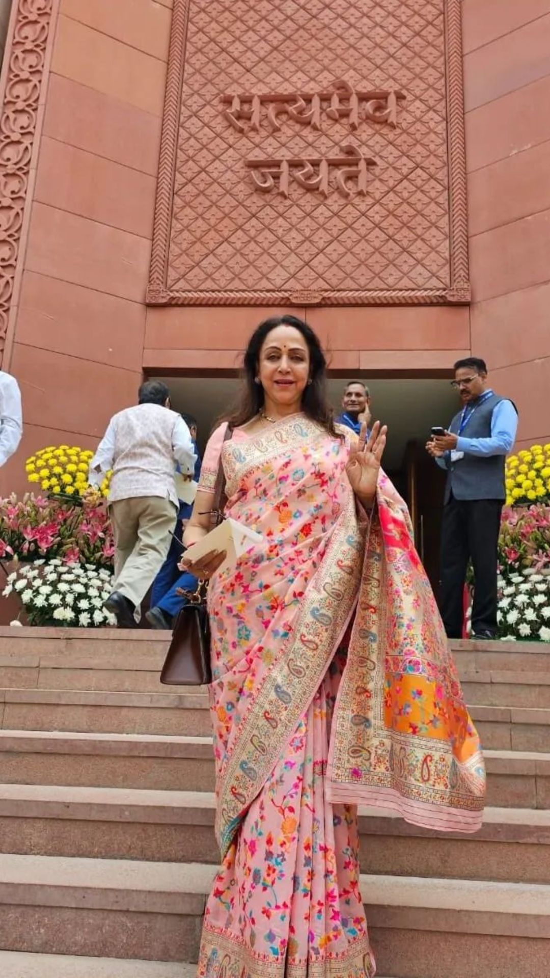 Hema Malini ने शेयर की संसद भवन की अंदर की तस्वीरें