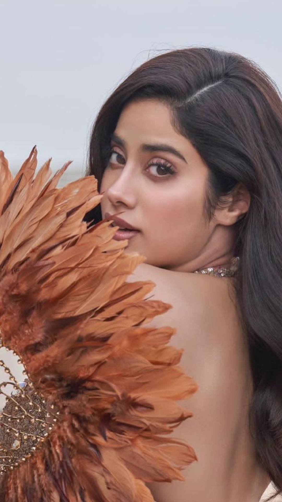 Janhvi Kapoor गोल्डन बैकलेस गाउन में दिखीं सुपरहॉट, बढ़ा इंटरनेट का तापमान