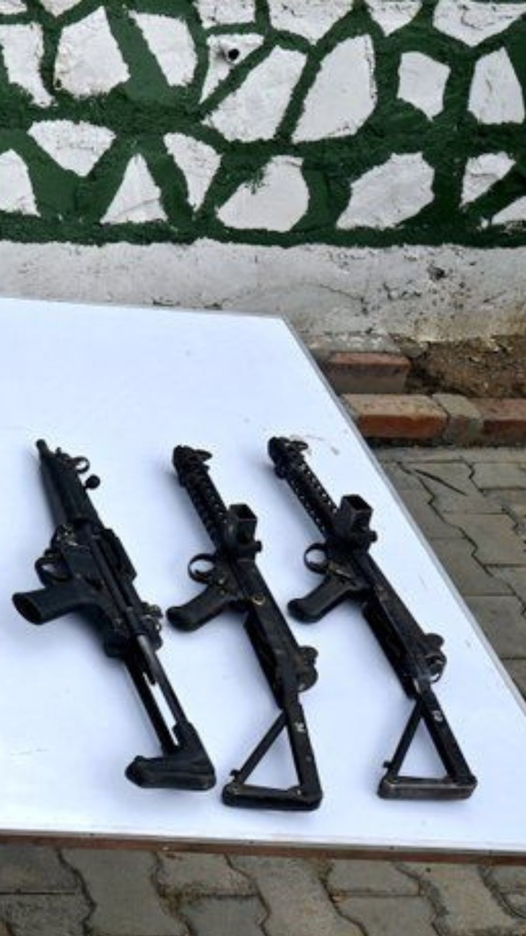 मणिपुर में सुरक्षाबलों ने जब्त किया हथियारों का जखीरा, तस्वीरें देख कर फटी रह जाएंगी आंखें